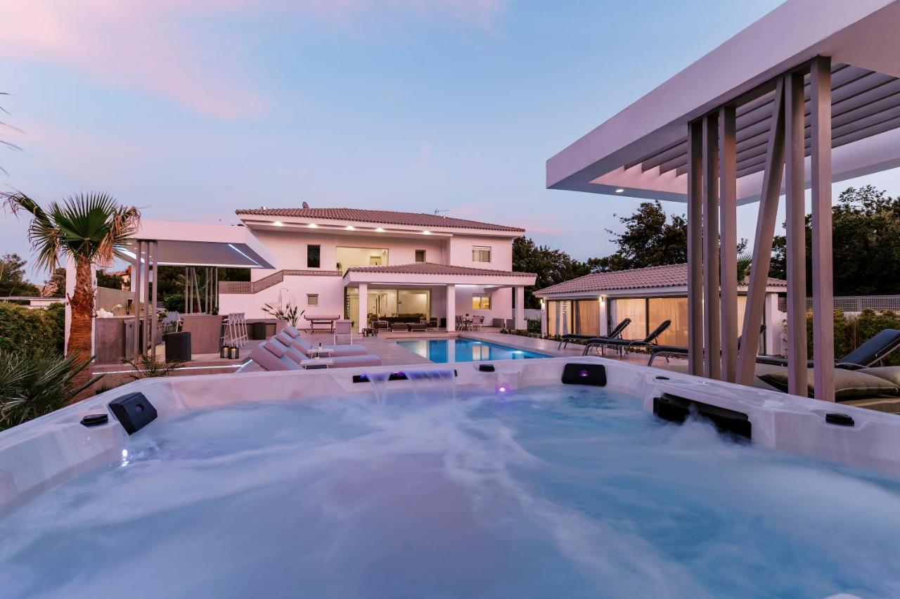 M Mansion Βίλα Πεύκος Εξωτερικό φωτογραφία